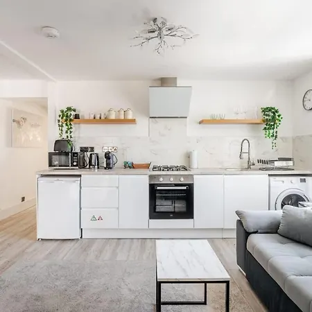 Delightful 2 Bedroom In *