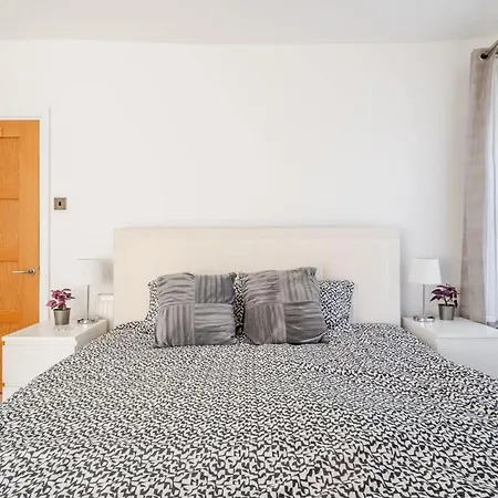 Delightful 2 Bedroom In Appartement *