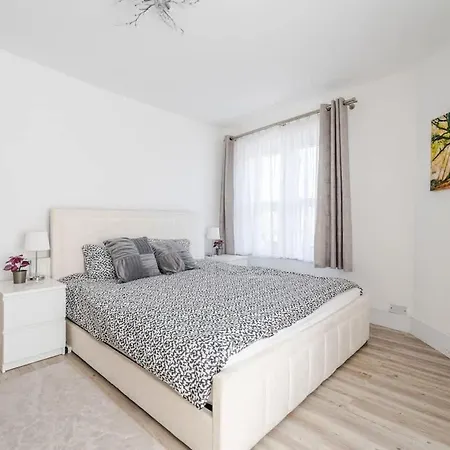 Delightful 2 Bedroom In Appartement